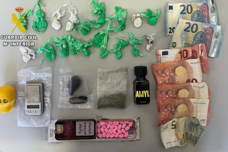 La Guardia Civil de Teruel detiene a una persona que llevaba en su coche diferentes drogas