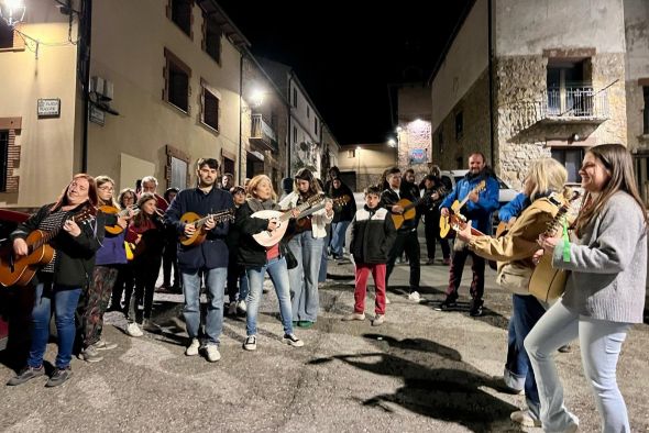 Griegos se une, tras 30 años sin ronda, a unos Mayos que resuenan en toda la Sierra