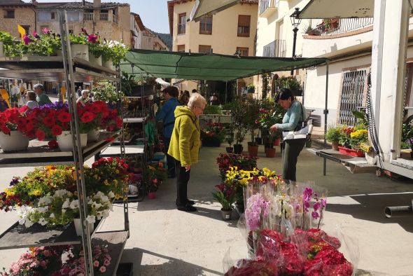 La Portellada celebra diez años de su colorida Feria del Huerto y del Jardín
