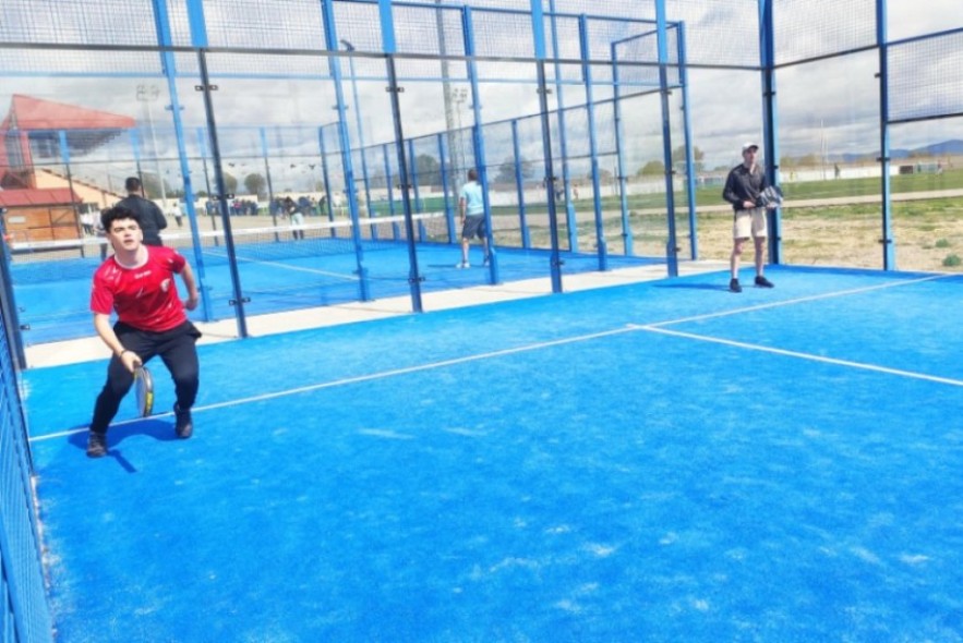 El torneo de exhibición de pádel de Cella registra buen ambiente
