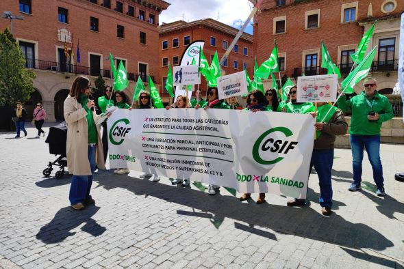 Los profesionales sanitarios exigen a  la ministra mejoras laborales y salariales