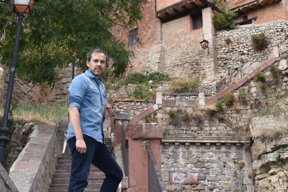 Luis Zueco y Carmen Mola dan el pistoletazo de salida a la Feria del Libro este jueves