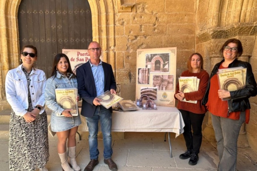 Doscientos recortables del Arco de San Pedro  se repartirán entre las aulas alcañizanas
