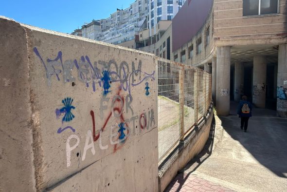 El Ayuntamiento de Alcañiz inicia la limpieza de pintadas de símbolos que incitan al odio