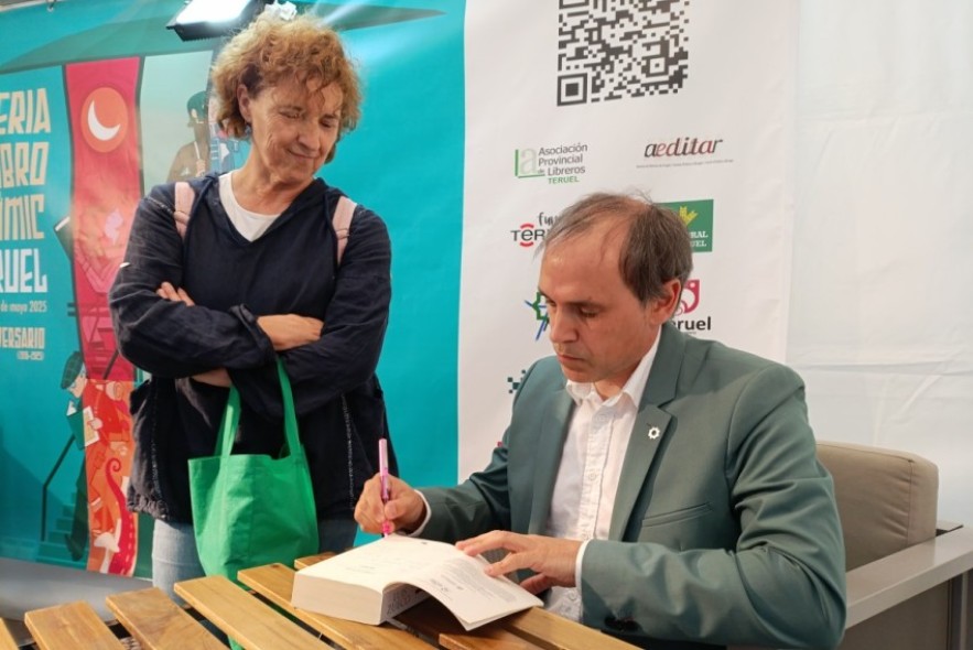 Luis Zueco, escritor: “La literatura supera todas las crisis porque siempre será un refugio para el ser humano”