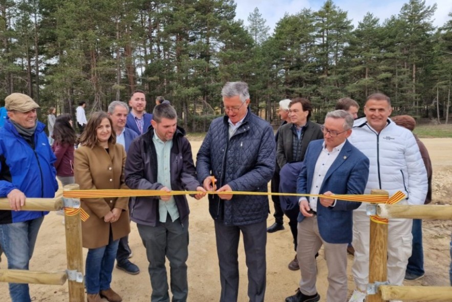 Griegos cuenta con una nueva pista de atletismo en altura, financiada en parte con el Fondo de Inversiones de Teruel