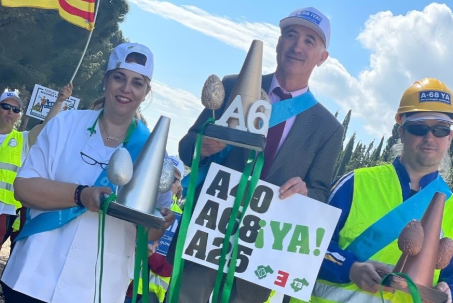 Teruel Existe escenifica en su nueva protesta por la A-68 una entrega de premios a los colectivos más afectados por los retrasos en su construcción