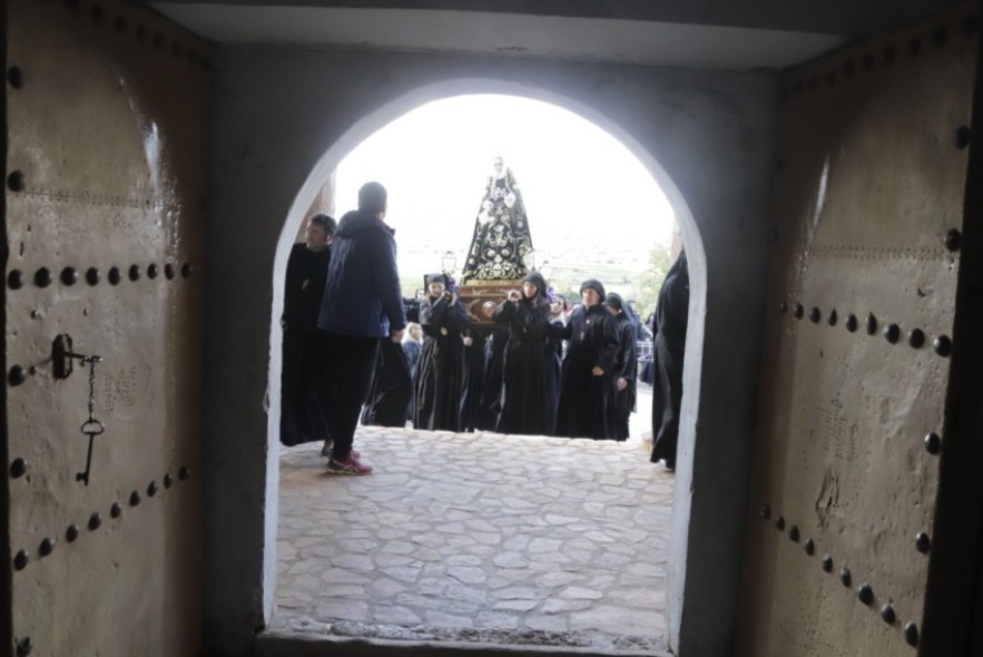 La Procesión de Penitentes lleva a la Sangre de Cristo de Fuentes Claras a Villalba de los Morales