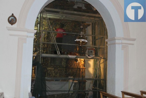 Los vecinos de Torremocha restauran  el rico retablo barroco de San Cristóbal
