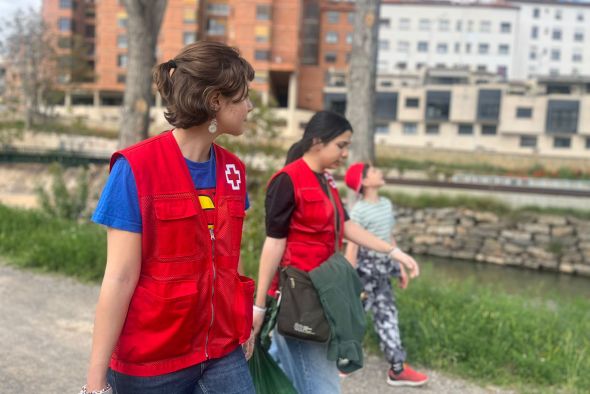 El paseo fluvial del  río Turia, más limpio gracias a la acción  de Cruz Roja y Libera