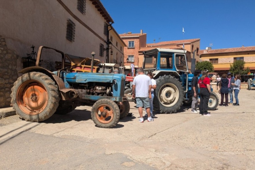 Celadas dignifica la historia del campo turolense con una muestra de 40 tractores