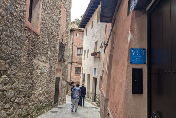 Saturación en días puntuales, muchas VUT y miles de excursionistas que gastan poco