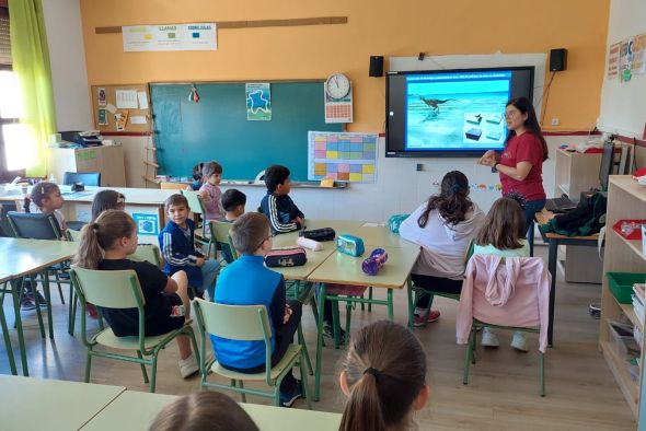 Los escolares conocen los paleoambientes en los que vivieron los dinosaurios en el Día de los Museos