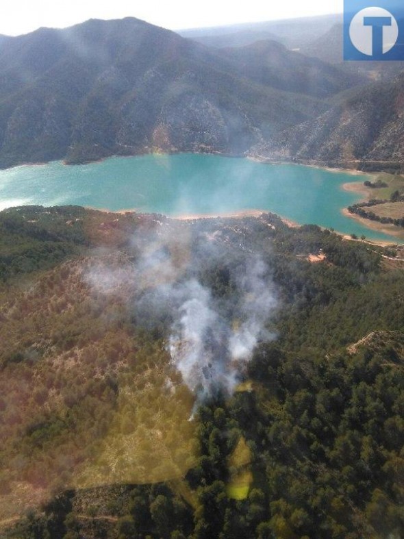Un incendio provocado por un rayo latente calcina media hectárea de monte en Beceite junto al pantano de Pena