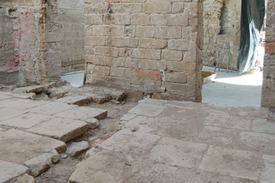 Reaparecen losas de piedra del siglo XVI en plena reforma de la Lonja de Alcañiz
