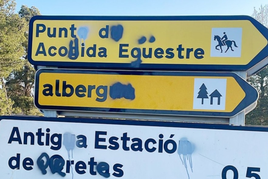 El Matarraña denuncia una “oleada” de señales vandalizadas