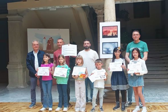 La Junta de Hermandades entrega un cheque a la asociación Autismo Teruel