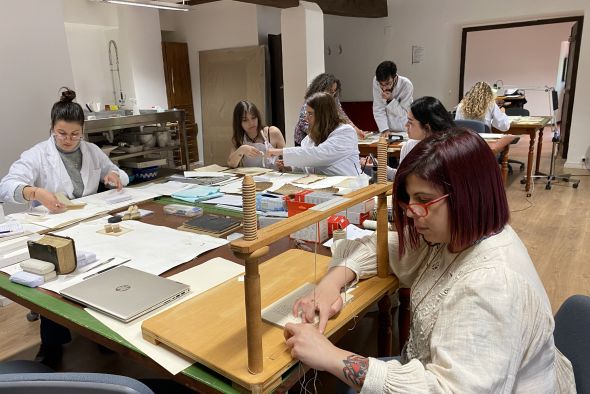El curso de Conservación y Restauración de Encuadernaciones se centra en el archivo de la catedral de Albarracín