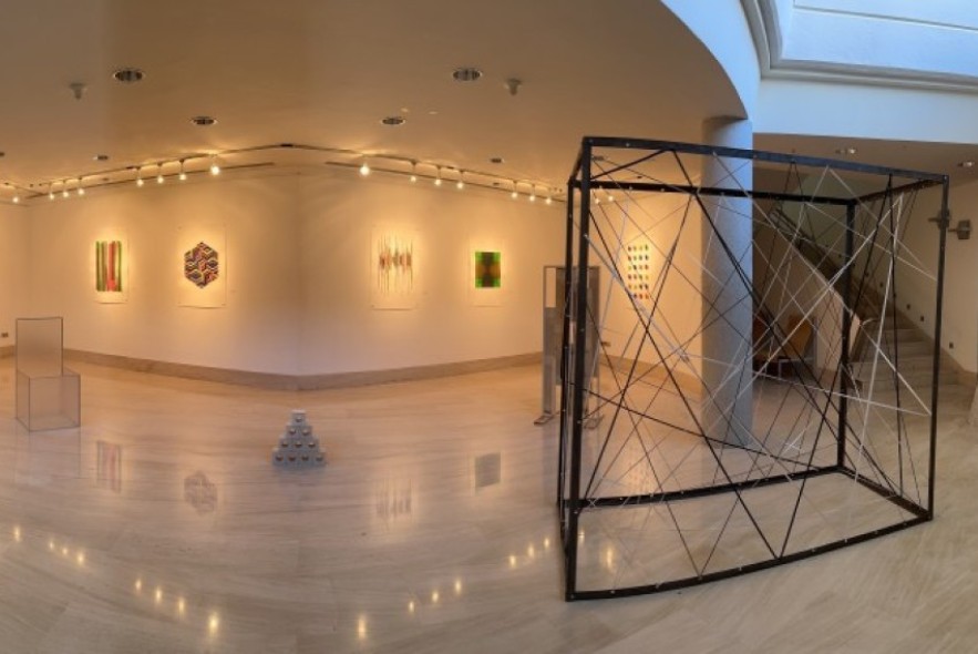 Del plano al volumen, del grabado a la escultura y del arte al diseño de interiores