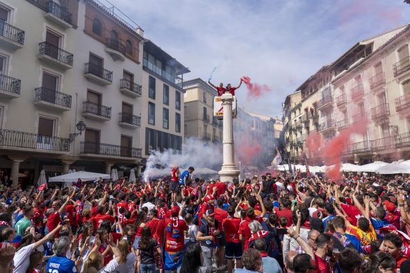 La fiesta continuará este lunes para vestir al Torico con los colores del CD Teruel