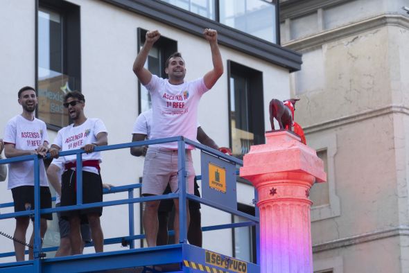 Cabetas viste al Torico con los colores de la entidad mudéjar