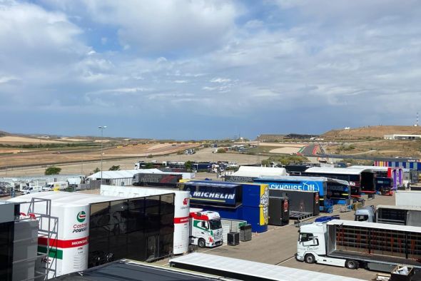 Los equipos de MotoGP ya visten las instalaciones de Motorland para el Gran Premio de Aragón