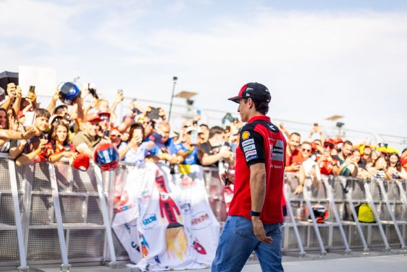 La afición conoce a sus ídolos y ruge antes de que lo hagan las motos