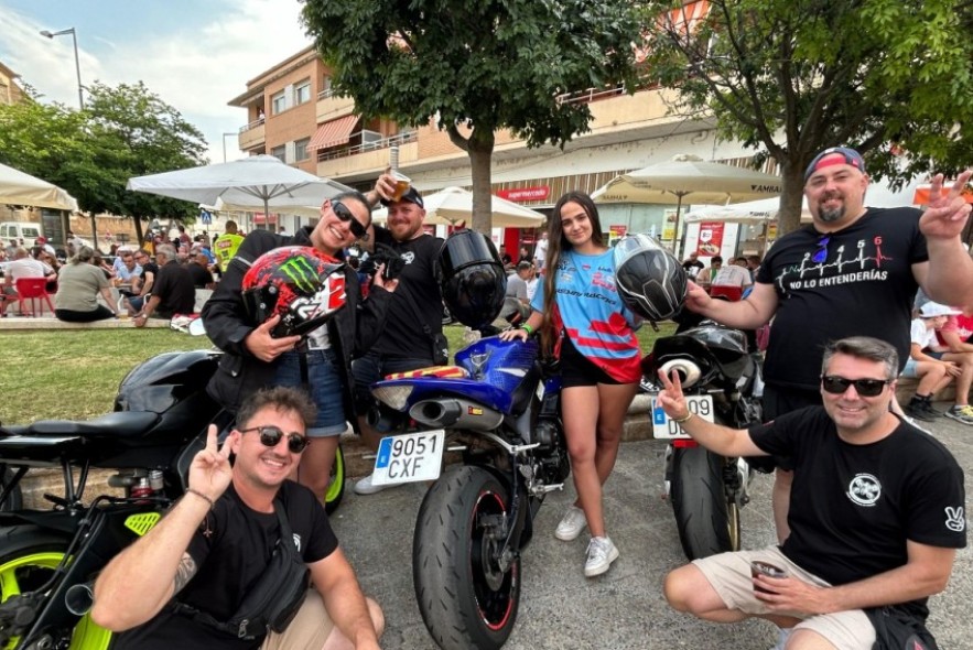 Miles de moteros toman las calles de Alcañiz y celebran la nueva fecha de las carreras