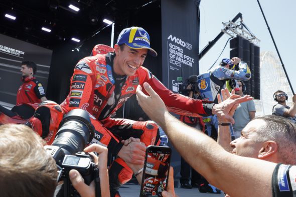 Récord, pole y victoria, jornada completa para el  líder Marc Márquez