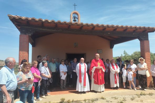 Los vecinos de Villalba Baja disfrutan de un día de convivencia  en su preciada ermita