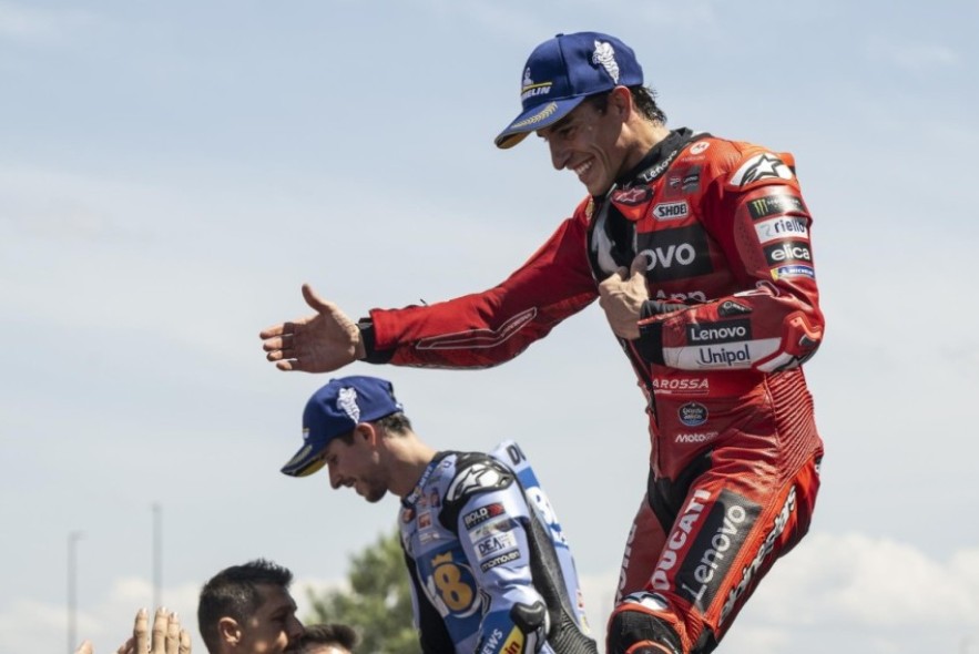 Marc Márquez se exhibe de nuevo en Aragón y es más líder de MotoGP