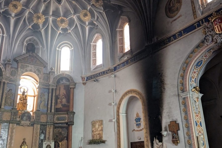 Bomberos de la DPT extinguen un incendio en el interior del Monasterio del Olivar en Estercuel