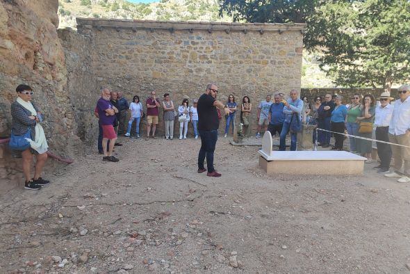ArqueoAntro informa a las familias de los trabajos en la fosa del cementerio de Albarracín