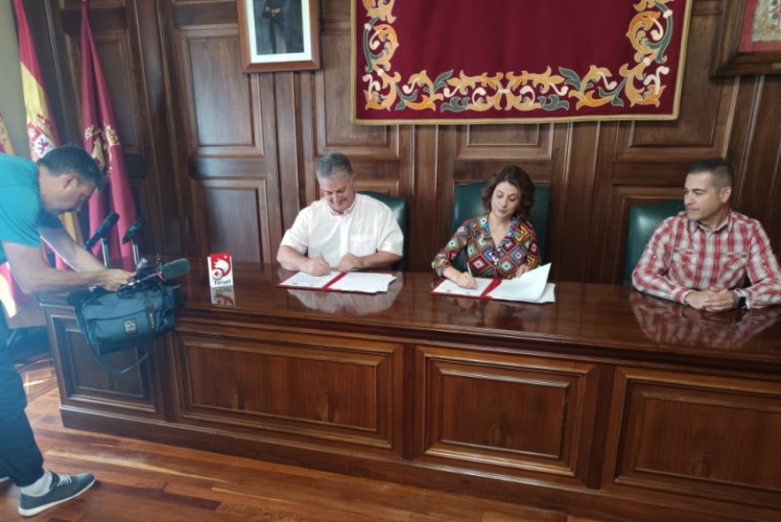 Interpeñas y Ayuntamiento impulsan el uso de vasos reutilizables en la Vaquilla