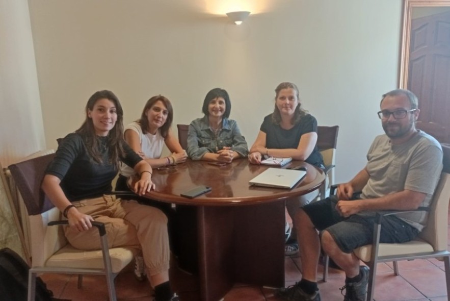 El equipo del proyecto Sosfor sobre sostenibilidad forestal se reúne con la alcaldesa de Mosqueruela y con expertos para colaborar en el estudio sobre el futuro de los paisajes boscosos