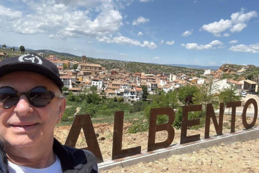 Albentosa invita a mirar su paisaje con bancos ideados por Quim Larrea, Ximo Roca o Juanico