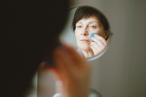 ¿Caducado? ¡A la basura! Los peligros de usar cosméticos vencidos