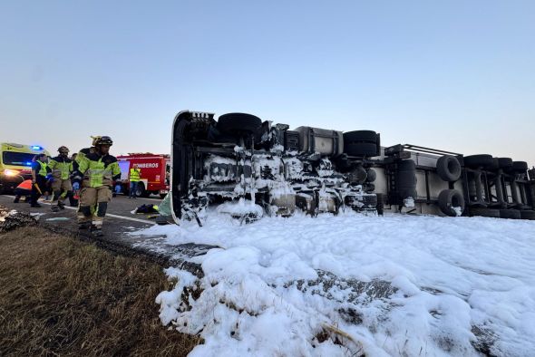 El vuelco de un camión corta la carretera  N-234 en Calamocha