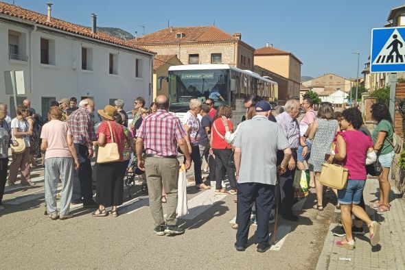 Vecinos de la comarca de Cuencas Mineras interrumpen el tráfico en Montalbán por el recorte de paradas del autobús