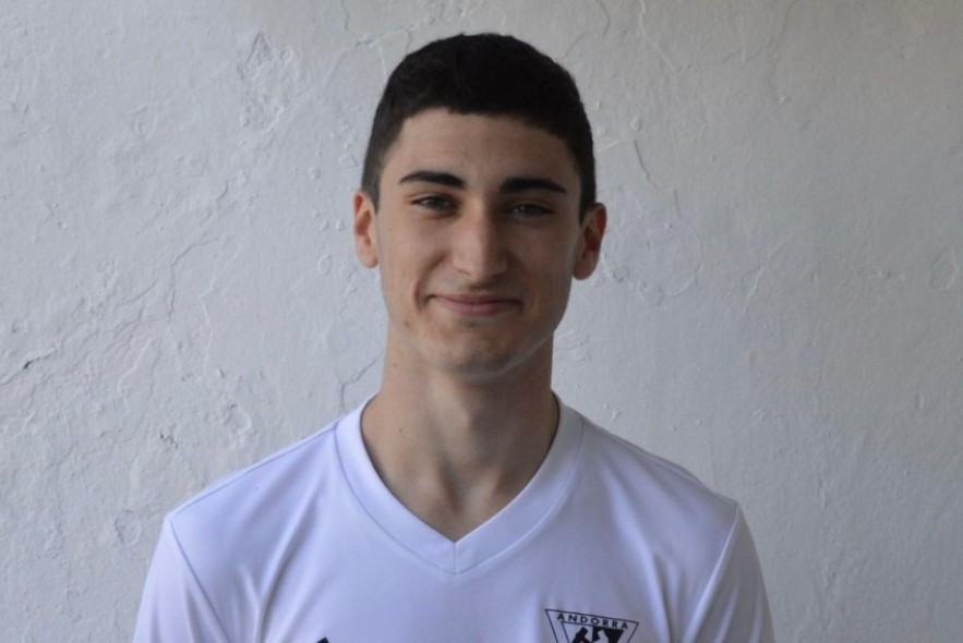 El Andorra CF renueva a  su defensor Carlos Corral