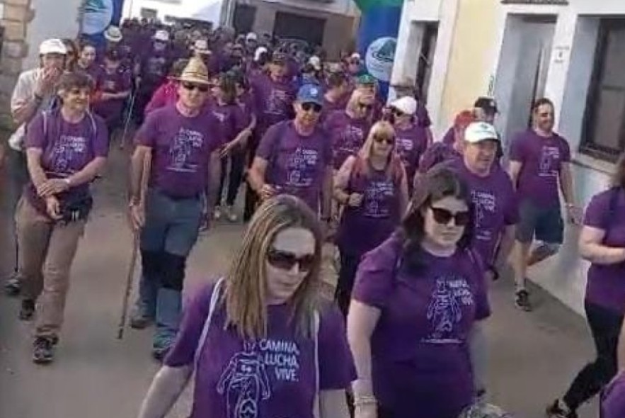 Más de 350 personas marchan contra el cáncer en Torres de Albarracín