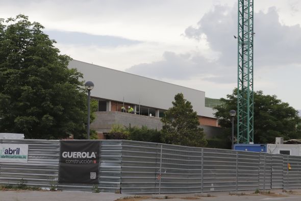 La climatización de la piscina cubierta de  Los Planos, con aerotermia y placas solares