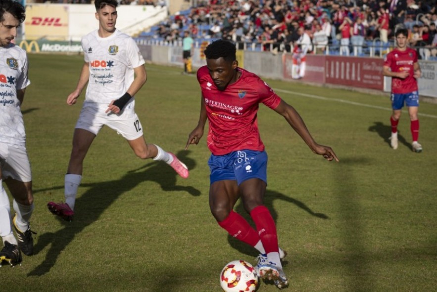 Isaac Obeng llama la atención de un grande y firma con  el Cádiz por tres temporadas