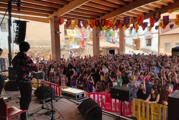 Ni el calor sofocante ni la tormenta logran aplacar las ganas de fiesta del Poborina Folk