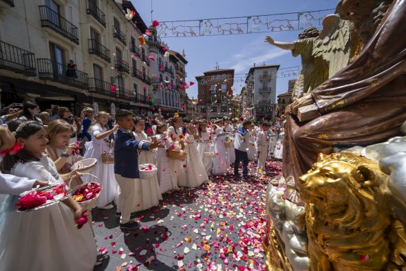 Lluvia de pétalos en la plaza del Torico en una calurosa mañana para celebrar el Corpus Christi