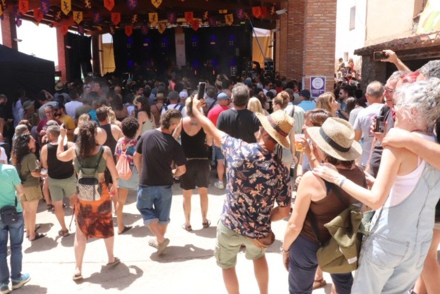 El Poborina Folk celebra sus bodas de plata con 5.000 personas bailando músicas de raíz