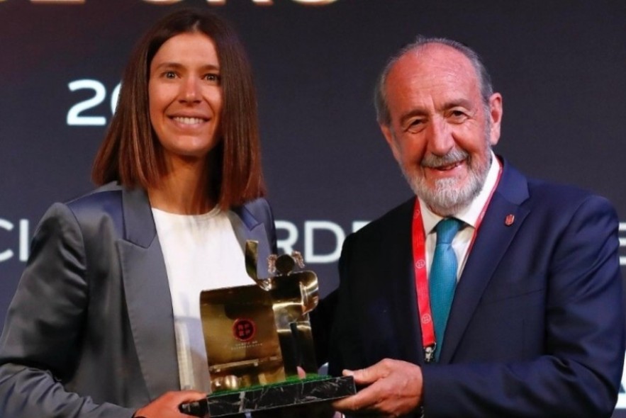 Andrea Esteban recoge su premio a mejor entrenadora