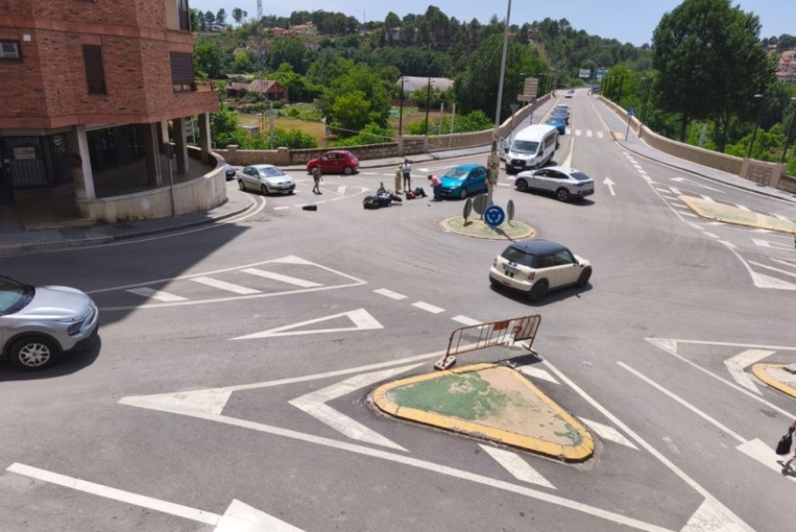Un motorista herido en una pierna en un accidente en la rotonda de la Colmena en la capital turolense