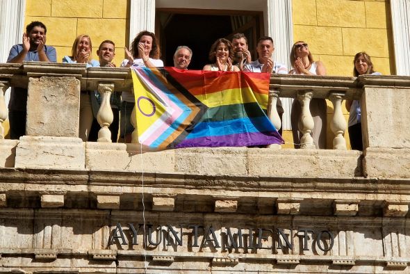 Comienza la Semana del Orgullo con la bandera inclusiva en el ayuntamiento