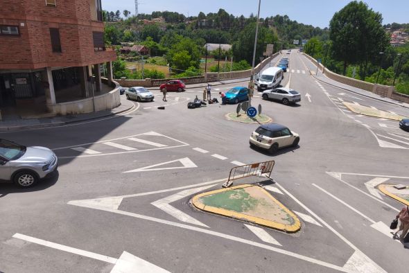 Un herido en un accidente de moto en la rotonda del puente de la Equivocación